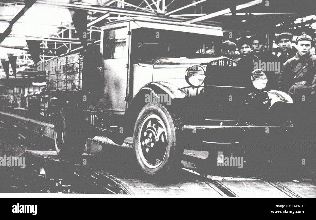 Der GAZ AA war ein sowjetischer Lkw, der von 1932 bis 1950 gebaut wurde und während des Zweiten Weltkriegs weit verbreitet war. Er basierte auf dem amerikanischen Ford Modell AA und wurde in der Sowjetunion montiert. Bekannt für seine Langlebigkeit und seinen Nutzen, wurde es für verschiedene militärische und zivile Zwecke eingesetzt. Stockfoto