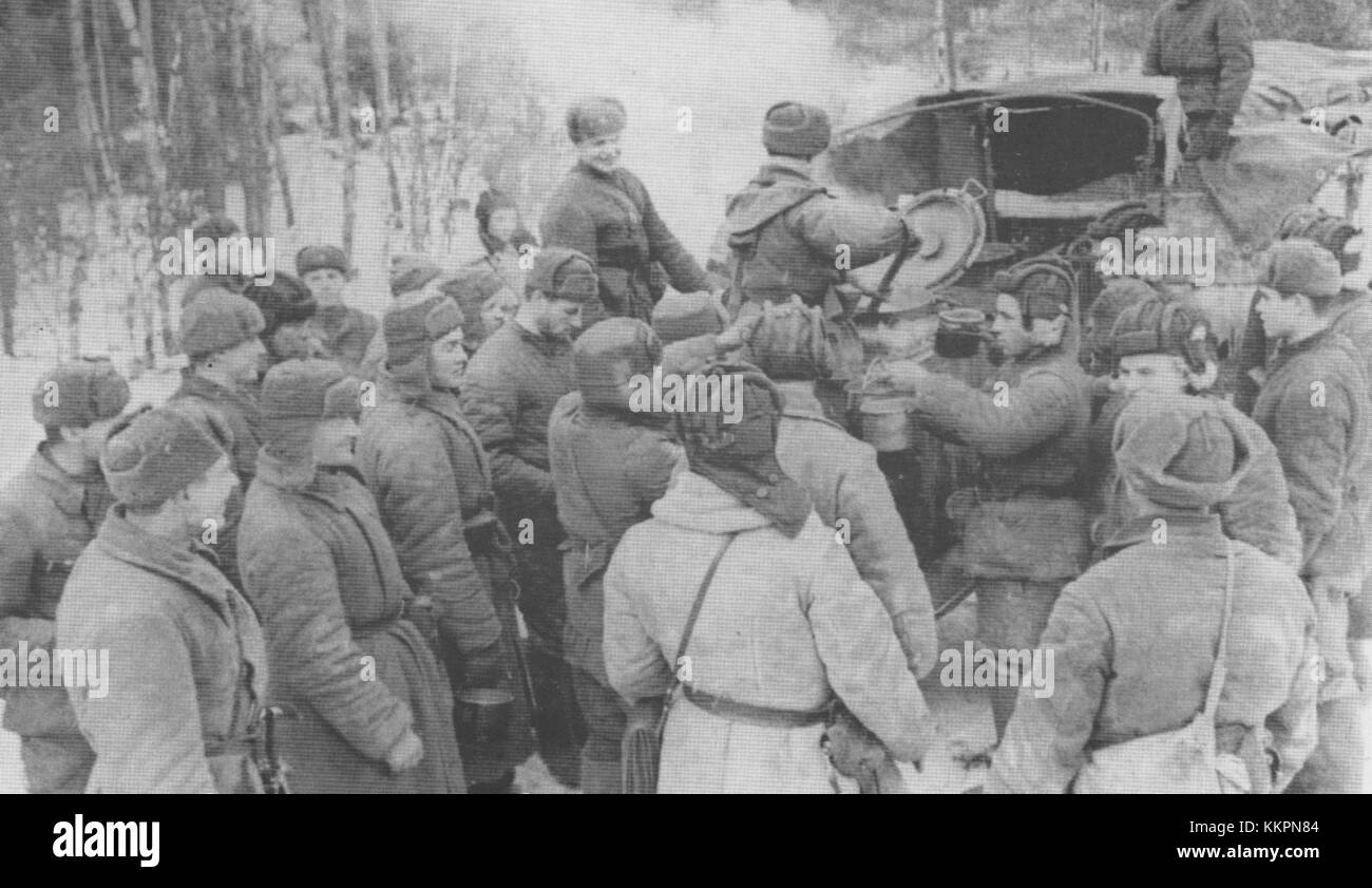 Soldaten der 20. Panzerbrigade werden in der Nähe einer Feldküche während der Militäroperationen abgebildet, eine Erinnerung an die logistischen Herausforderungen während des Krieges. Das Bild spiegelt die Bemühungen der Armee wider, die Unterstützung der Truppen im Feld aufrechtzuerhalten. Stockfoto