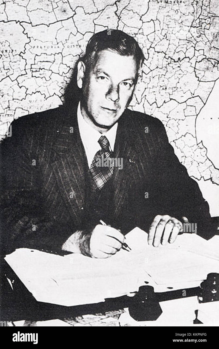 HF Verwoerd, ehemaliger südafrikanischer Premierminister, wurde in der Zeitung Transvaler während der Apartheid vorgestellt. Sein politischer Einfluss und seine Rolle bei der Gestaltung der Politik Südafrikas sind bedeutend. Stockfoto