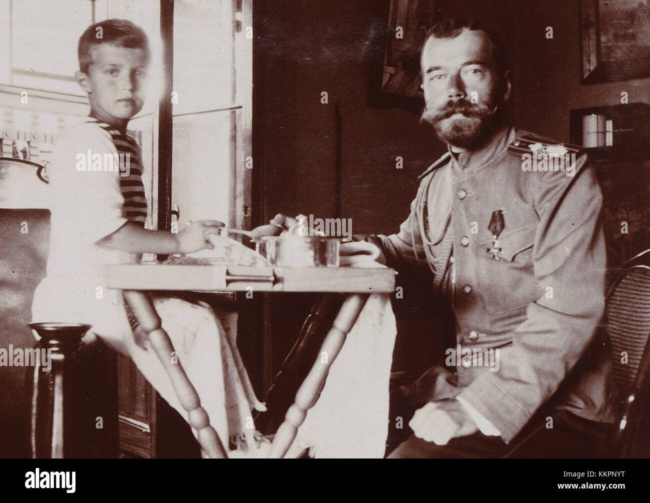 Dieses Bild zeigt den Zaren Nikolaus II. Von Russland und seinen Sohn Alexei und zeigt die königliche Familie während der letzten Jahre des Russischen Reiches. Es ist eine historische Darstellung der russischen Monarchie im frühen 20. Jahrhundert. Stockfoto