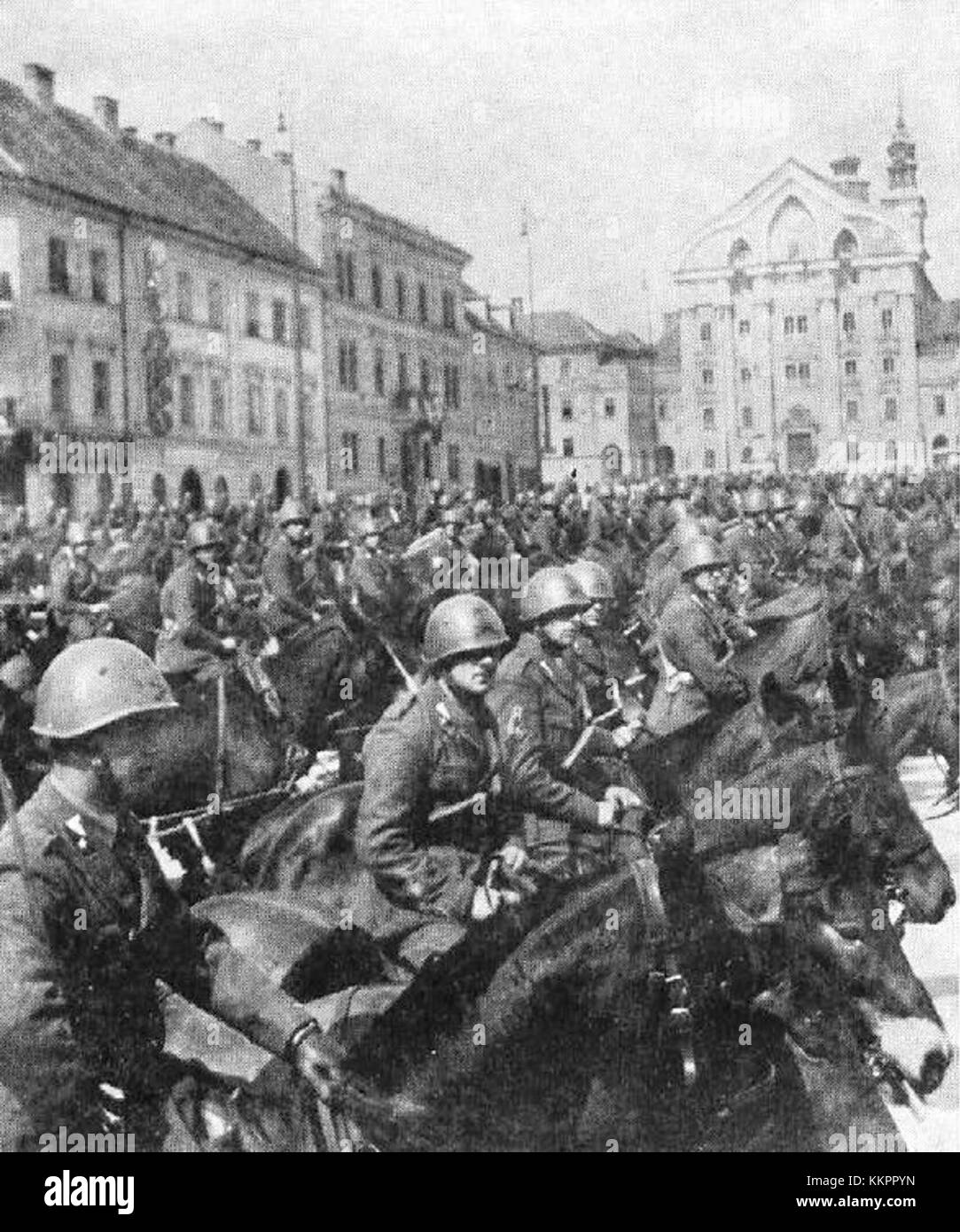 Das Bild zeigt die italienische Armee während einer Feier auf dem Kongresni trg (Kongressplatz) in Ljubljana, Slowenien. Der Platz ist ein bedeutendes kulturelles und politisches Wahrzeichen der Stadt. Stockfoto