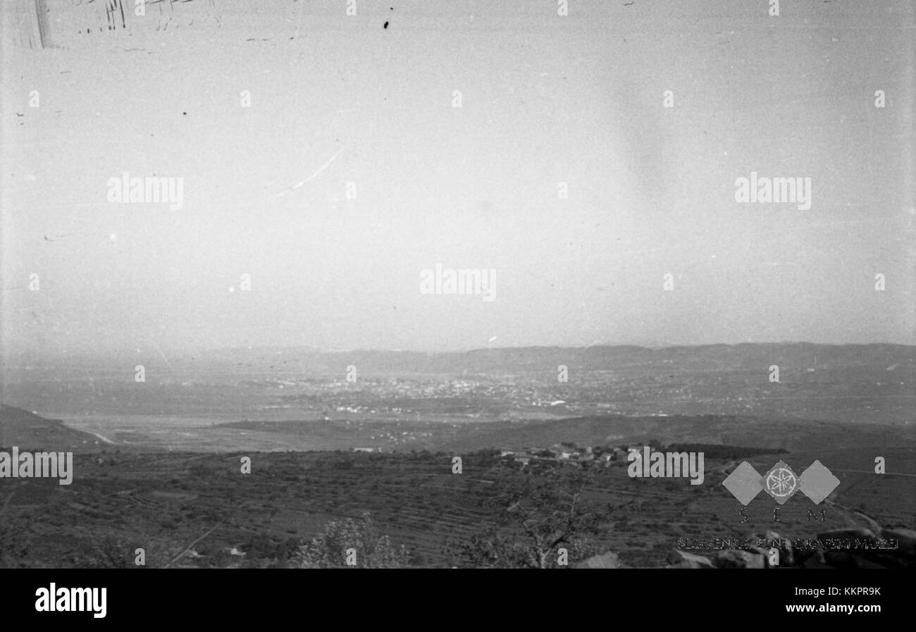 Die Fotografie mit dem Titel „Pogled s Tinjana na Trst, V ospredju Urbanci 1949“ zeigt eine malerische Aussicht von Tinjana, Slowenien, in Richtung Triest, Italien, mit dem Gebiet Urbanci im Vordergrund, die 1949 aufgenommen wurde. Stockfoto