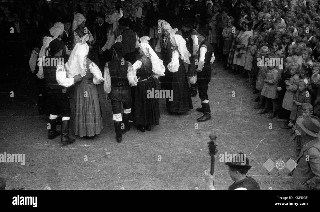 Ein historisches Foto aus dem Jahr 1950, das junge Männer zeigt, die in einen Kreis von Tänzern eintreten und die soziale und kulturelle Dynamik der Nachkriegszeit reflektieren. Stockfoto
