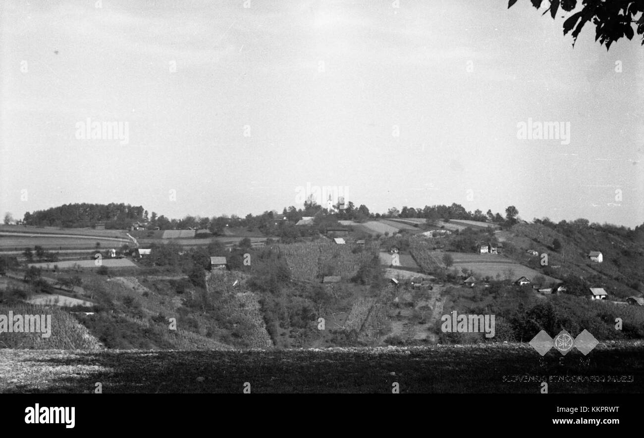 Dieses Foto zeigt den Blick von Brezovca in Richtung SV. Vrh, aufgenommen 1951. Die Szene zeigt die ländliche Landschaft der Region mit dem Berggipfel des SV. Vrh im Hintergrund. Das Bild spiegelt die natürliche Schönheit und die ruhige Umgebung der Gegend in der Mitte des 20. Jahrhunderts wider. Stockfoto