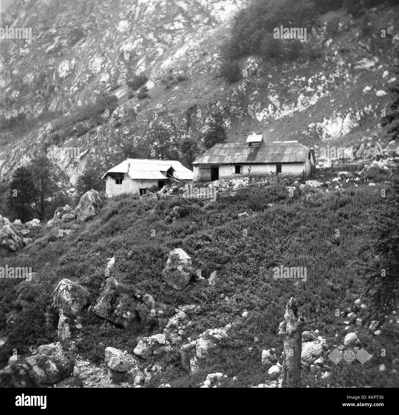 Planina Bala, 1952 von Osten aus gesehen, ist eine malerische Berglage in Slowenien, die einen atemberaubenden Blick auf die umliegende Region bietet. Das Foto fängt das Wesen der Landschaft in der Mitte des 20. Jahrhunderts ein. Stockfoto