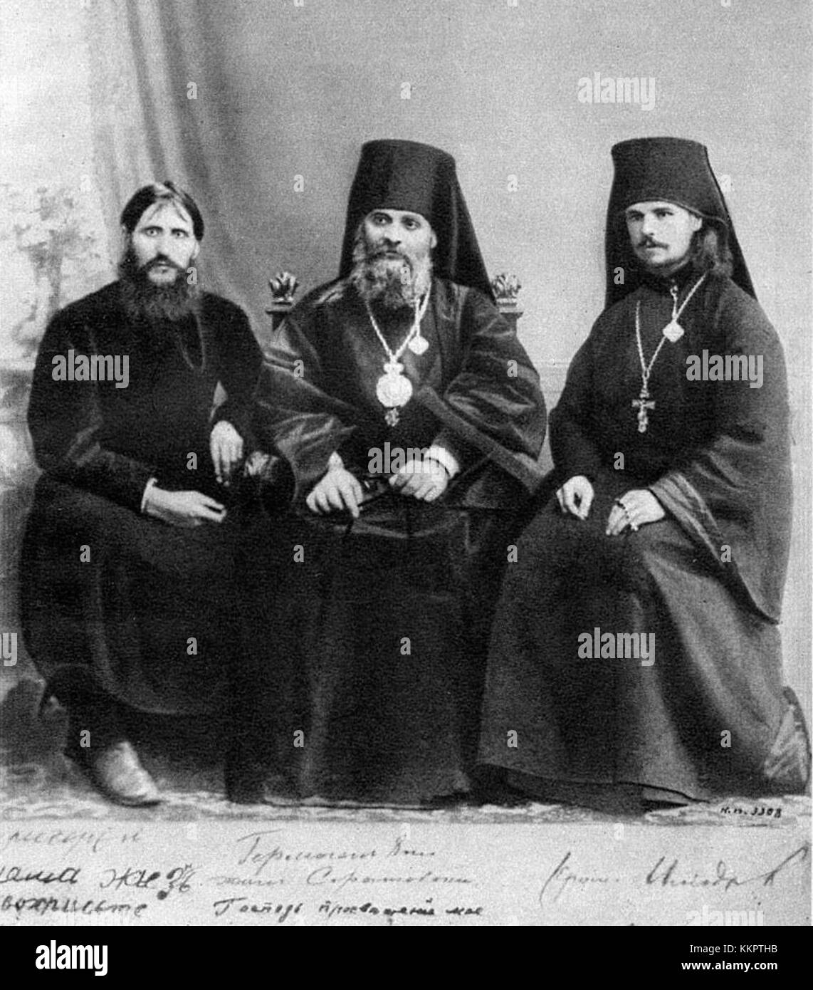 Rasputin, Germogen und Iliodor waren Schlüsselfiguren im späten Russischen Reich, bekannt für ihre kontroverse Rolle in Politik und Religion. Ihre komplexen Beziehungen zur russischen Gesellschaft und zum Zarenregime kennzeichneten eine turbulente Zeit in der Geschichte. Stockfoto