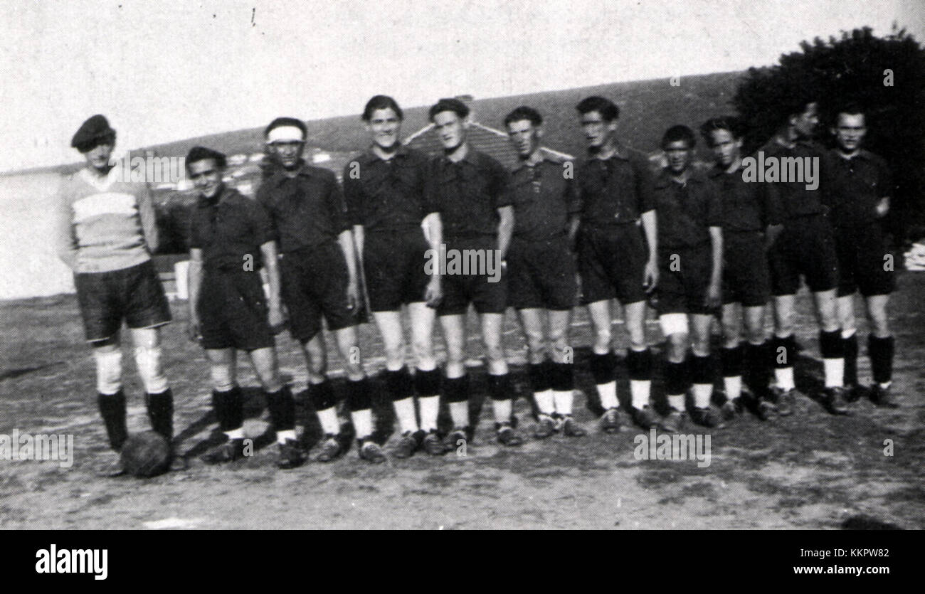 Dieses Bild stammt aus der Veröffentlichung von *Tim* aus dem Jahr 1937, einem Vintage-Magazin, das für seine spannenden Geschichten und vielfältigen Inhalte bekannt ist. Das Thema spiegelt die Populärkultur und die damaligen Themen wider, darunter Mode, Unterhaltung und gesellschaftliche Themen. Stockfoto