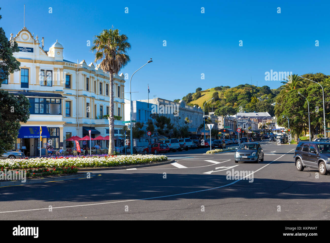 Eine Straße in Devonport, einem Vorort von Auckland mit Mount Victoria im Hintergrund, Neuseeland Stockfoto