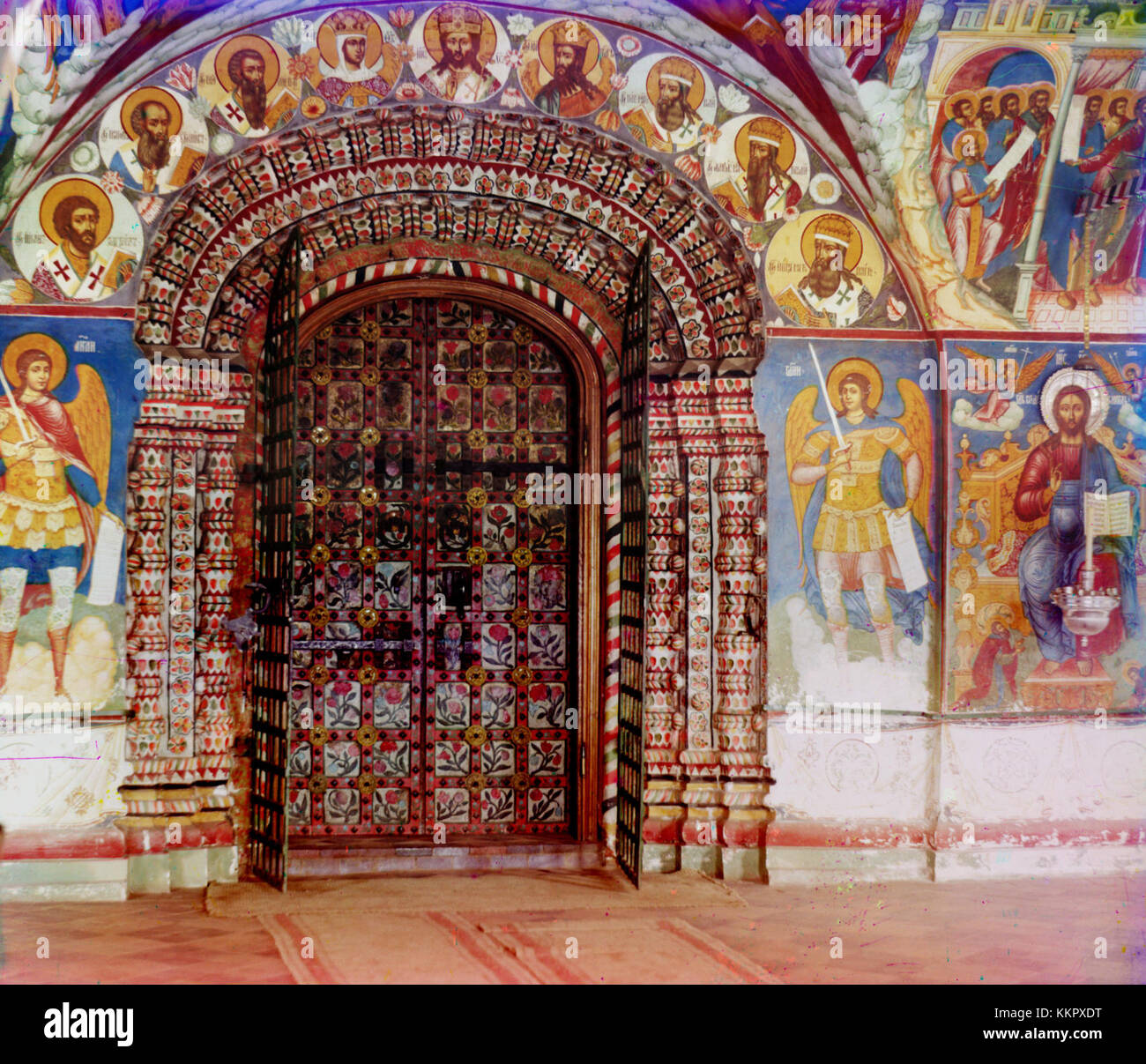 Das Foto von Prokudin-Gorsky fängt den Eingang zur zentralen Kirche des Heiligen Johannes des Vorgängers ein und hebt die architektonischen Merkmale und die historische Bedeutung der russisch-orthodoxen Kirche hervor. Stockfoto