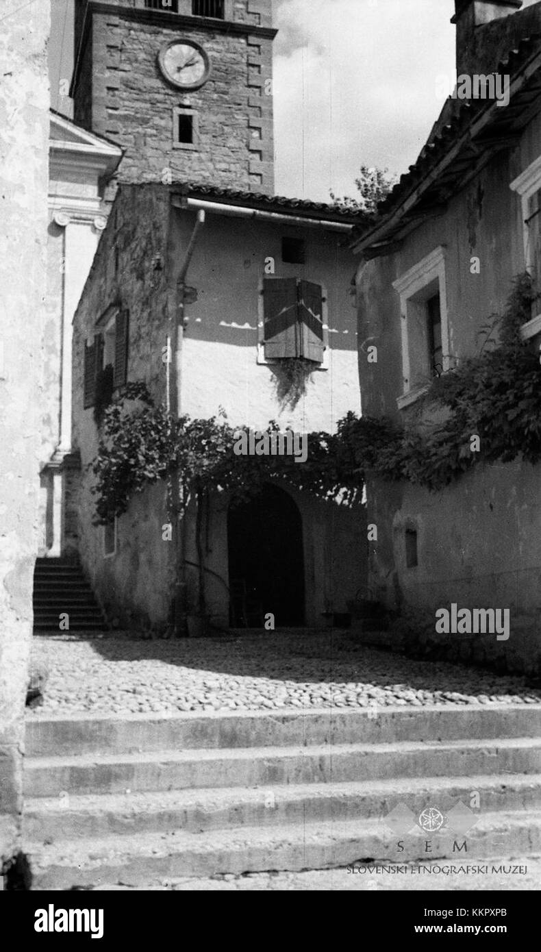 Dieses Bild aus dem Jahr 1953 zeigt Biljana, eine kulturelle oder historische Figur aus der Mitte des 20. Jahrhunderts. Das Foto zeigt ihre Kleidung und Umgebung, die für diese Zeit typisch sind, und bietet einen Einblick in den Stil der Mitte des Jahrhunderts. Stockfoto