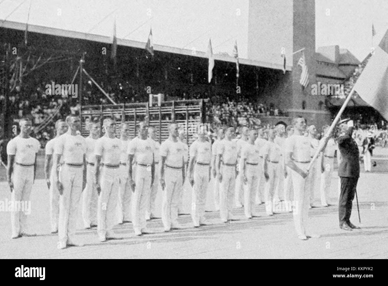 Ein historisches Foto des schwedischen Turnerteams 1912 während eines Wettkampfes, das den sportlichen Stil und die Disziplin des frühen 20. Jahrhunderts zeigt. Stockfoto