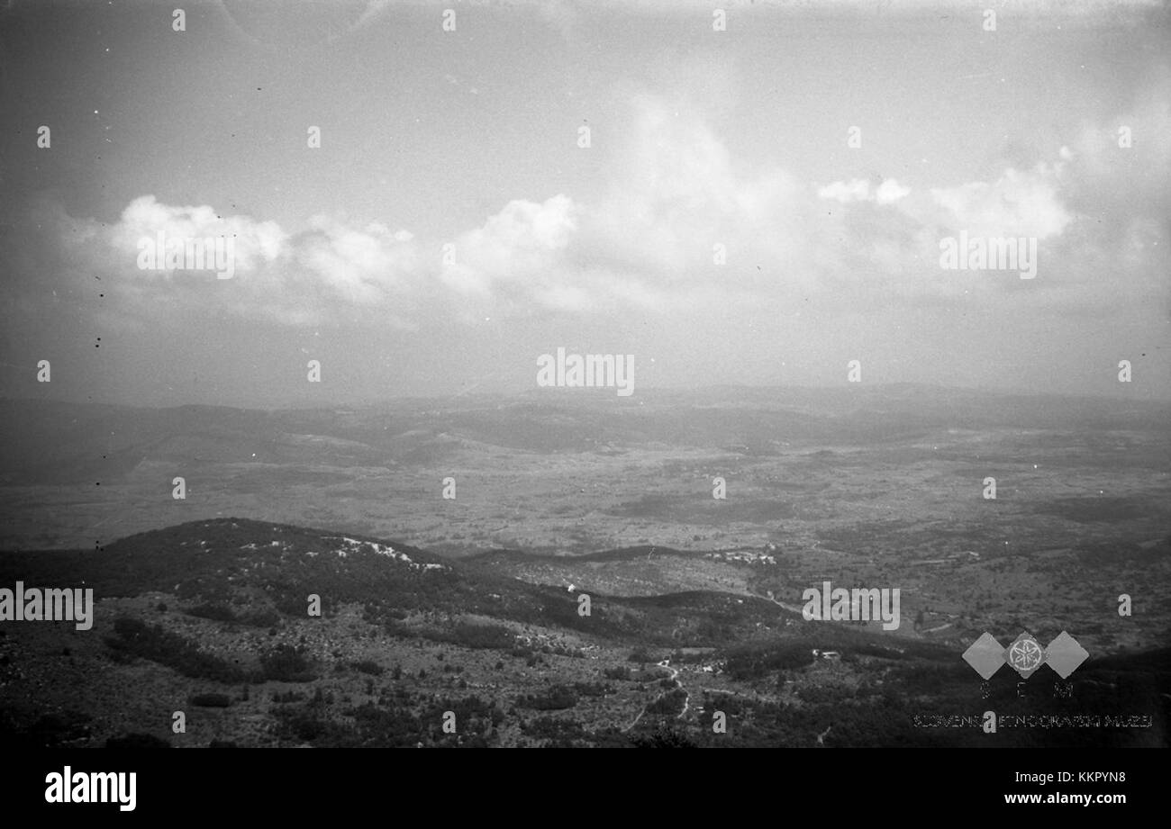 Dieser Blick vom Berg Slavnik bis Brkine, der 1955 aufgenommen wurde, zeigt die malerische Landschaft der Region und bietet einen Einblick in die natürliche Schönheit der Gegend während der Mitte des 20. Jahrhunderts. Stockfoto