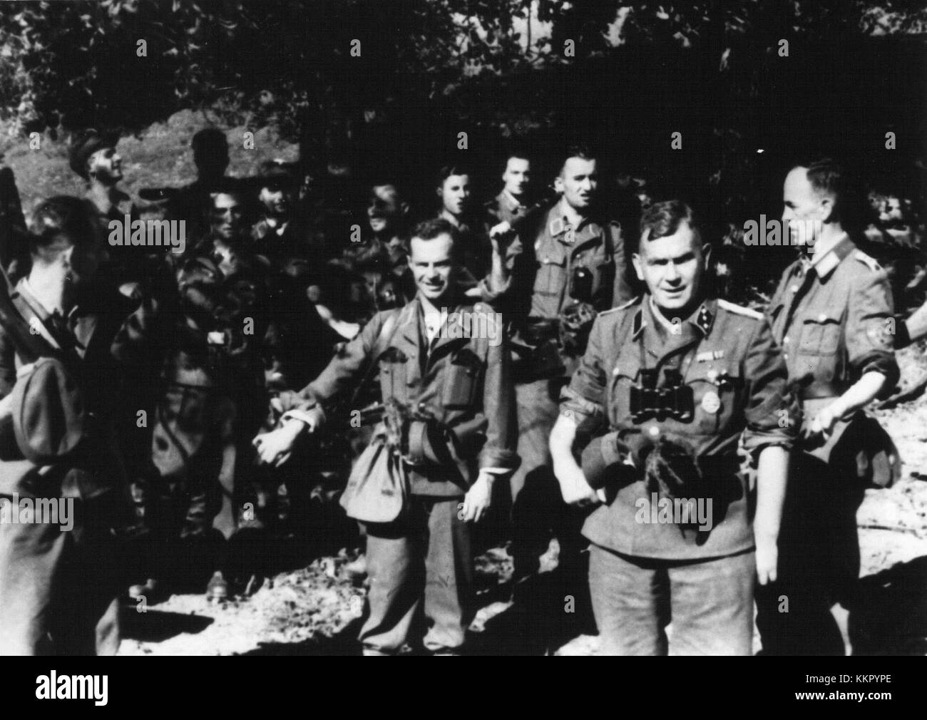 Dieses Foto zeigt deutsche Soldaten („Nemci“) im Einsatz auf Pohorje, einem Gebirgszug in Slowenien. Das Bild gibt Einblicke in die militärischen Operationen in der Region während der dargestellten Zeit. Stockfoto
