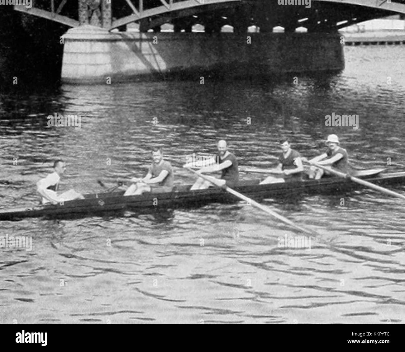 Das Foto zeigt das deutsche Coxed Viurs Ruderteam 1912, das bei einer Regatta in Ludwigshafen antrat. Das Bild dokumentiert den Wettkampfgeist des Teams und die Ruderkleidung, Ausrüstung und das Bootsdesign der Ära. Es gibt einen Einblick in die Ruderwettbewerbe des frühen 20. Jahrhunderts und die Bedeutung der Regatten für die europäische Sportkultur zu dieser Zeit. Stockfoto