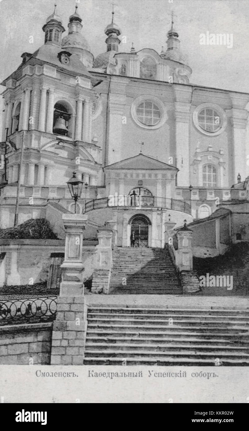 Die Treppe zum Domberg in Smolensk, Russland, bietet einen malerischen Blick auf die Stadt und die berühmte Smolensk Kathedrale, ein historisches und religiöses Wahrzeichen. Stockfoto