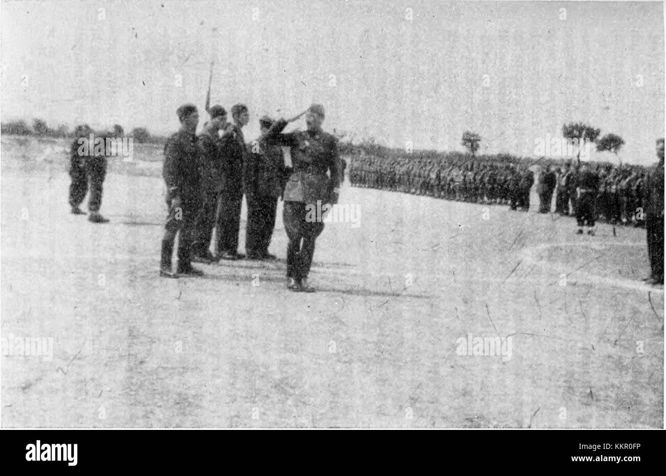 Die Einheiten der vor-Übersee-Brigade bereiten sich auf die Parade am 1. Mai 1945 in Monopoliju vor, die ein wichtiges Ereignis in der Militärgeschichte darstellt. Die Parade spiegelt die strategische Bedeutung und die militärische Bereitschaft der Zeit wider. Stockfoto