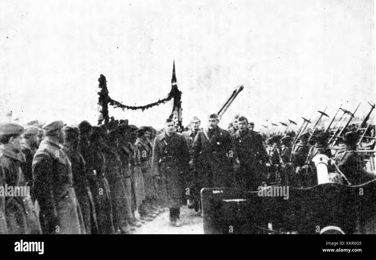 Die „Slovesna parada“ bezieht sich auf eine zeremonielle Parade der motorisierten Artilleriebrigade der IV. Armee in Kistanj bei Knin, die die Verteilung der ersten Dekorationen markiert. Die Veranstaltung zeigt militärische Ehren und zeremonielle Traditionen. Stockfoto