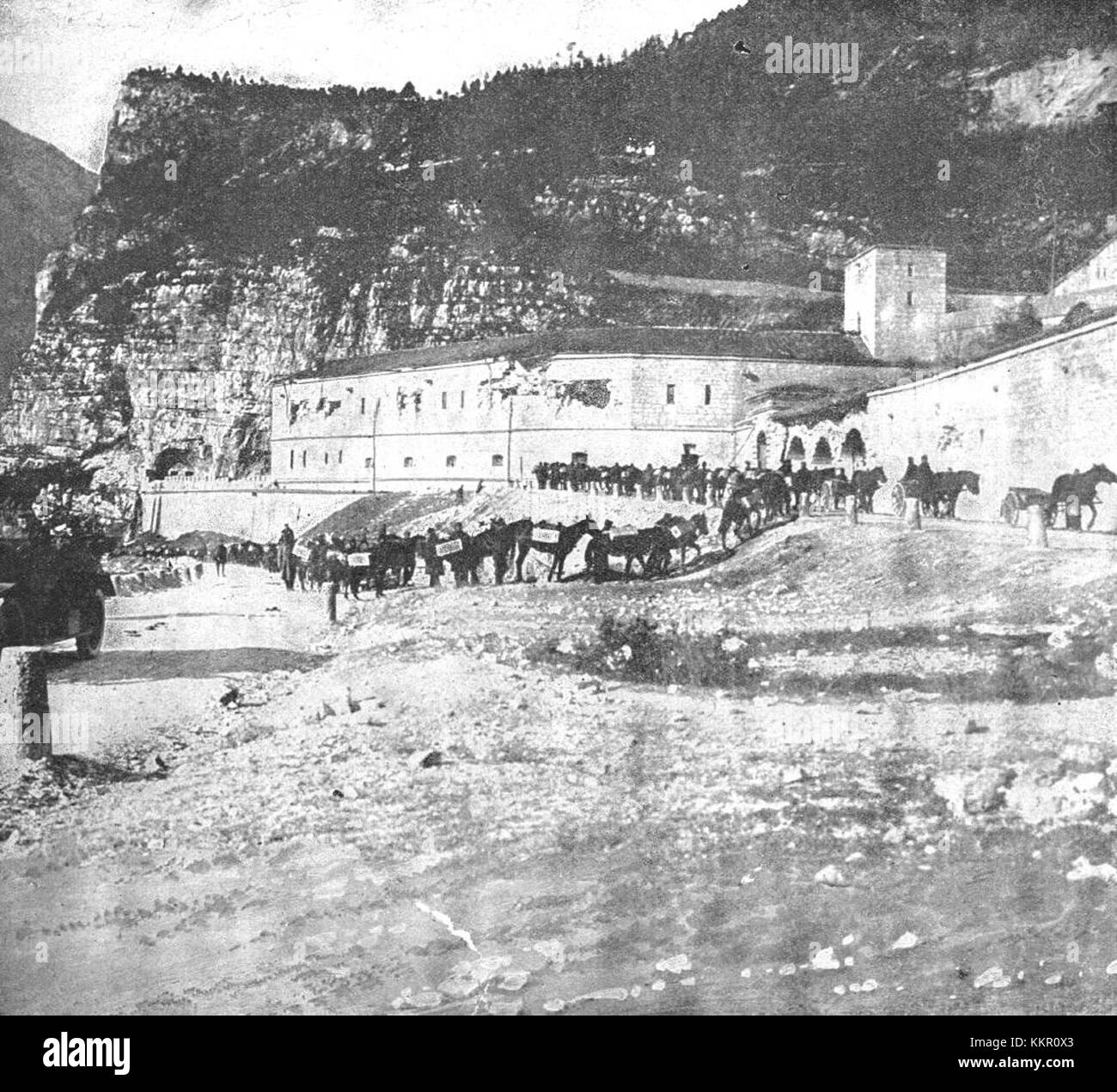 Dieses Foto zeigt die Säule der Tiroler Armee, die durch das Primolana-Tal in Italien zieht. Das Bild fängt den Militärzug und die natürliche Schönheit des Tales ein und unterstreicht den historischen Kontext der Tiroler Armee im frühen 20. Jahrhundert. Stockfoto