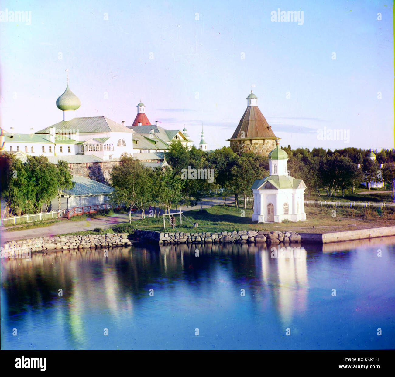 Dieses Bild stammt aus der Sammlung des russischen Fotografen und Chemikers Sergej Prokudin-Gorski, der für seine bahnbrechende Farbfotografie des Russischen Reiches im frühen 20. Jahrhundert berühmt ist. Er fängt historische Landschaften, Architektur und Menschen in lebendigen Farben ein. Stockfoto