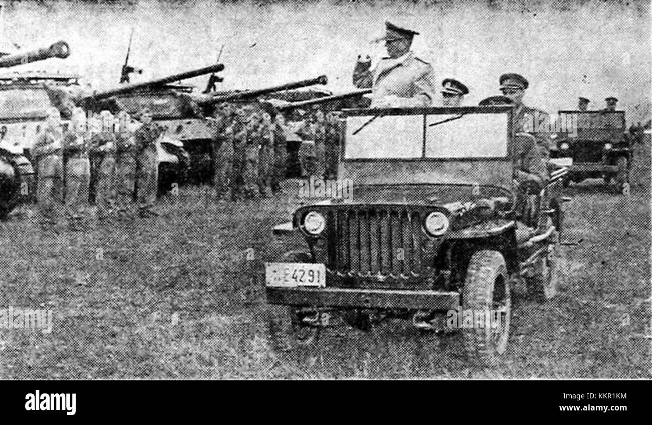 Josip Broz Tito, der ehemalige Präsident Jugoslawiens, berichtet über eine Panzereinheit am Tag der Jugoslawischen Volksarmee (JLA), die die militärische Führung während des 20. Jahrhunderts demonstriert. Stockfoto