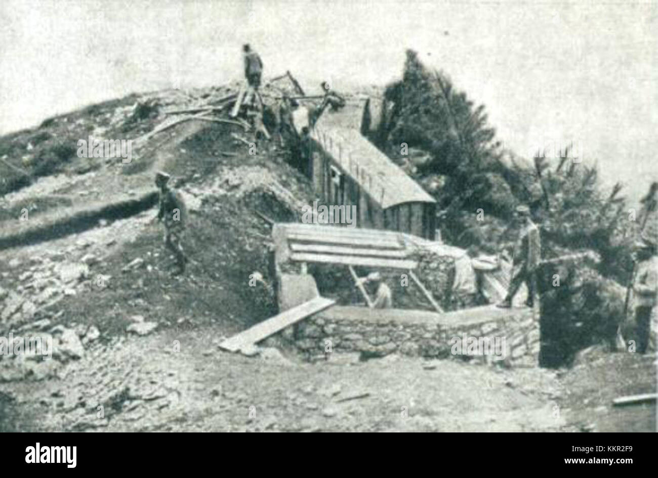 Italienische Soldaten, die Befestigungsanlagen an der Grenze bauen, spiegeln die militärischen Strategien und Baumaßnahmen während des Krieges wider. Die Befestigungen waren Teil der italienischen Verteidigungsinfrastruktur. Stockfoto