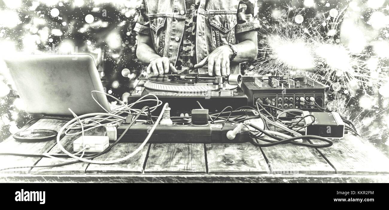 9. März. Welt Tag dj. dj Musik mixer closeup. dj an der Fernbedienung in einem Nachtclub, auf private Party oder am Strand auf dem Hintergrund der Stockfoto