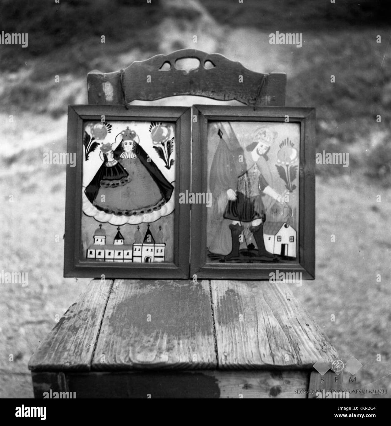 "DVE tabli Marija Celjena in SV. Florjan, Skomarje 1963' bezieht sich auf zwei Tafeln, die die Jungfrau Maria von Celje und die Heilige Florian darstellen, die 1963 in Skomarje, Slowenien, geschaffen wurden. Stockfoto