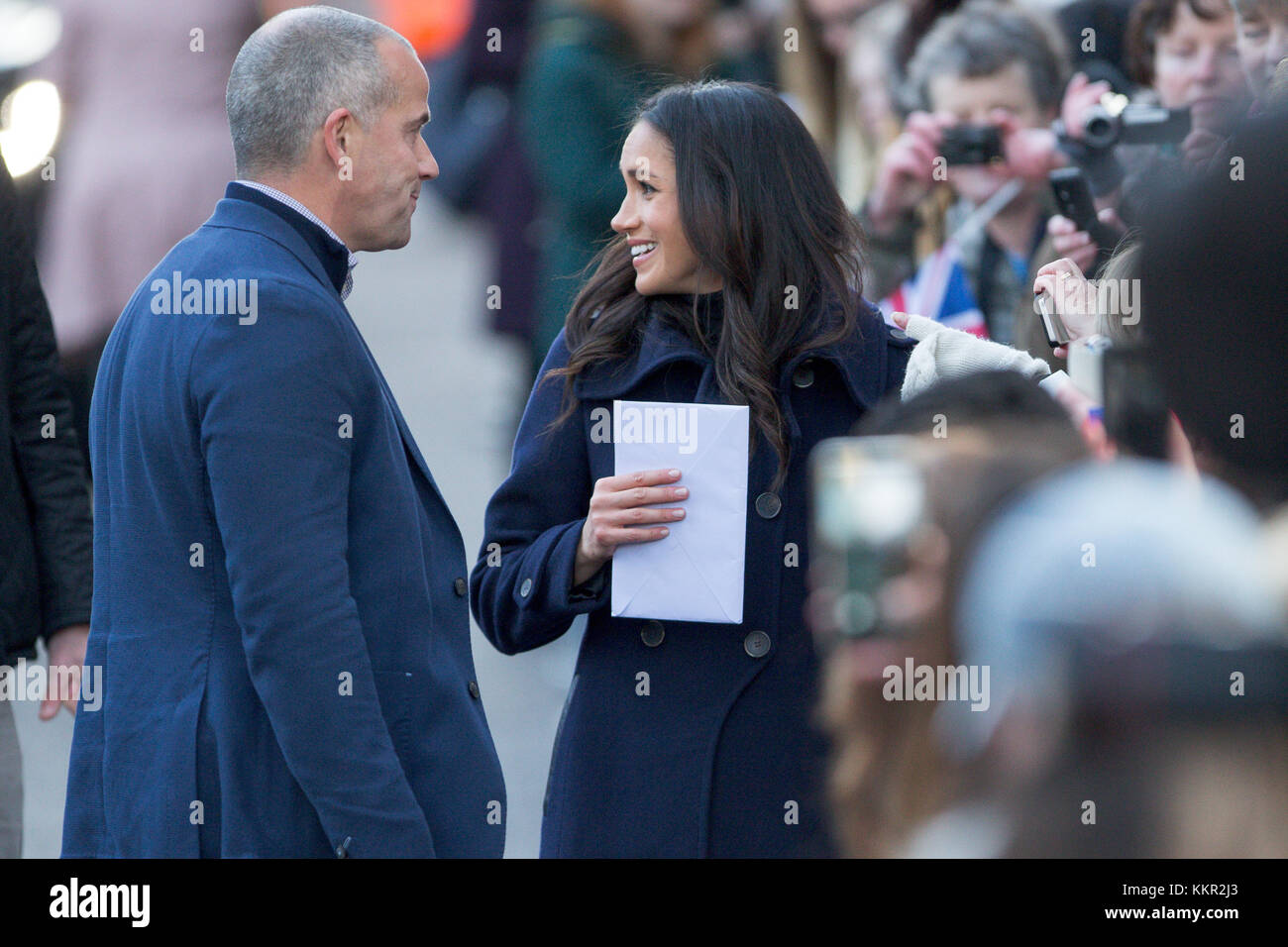 Prinz Harry und Meghan Markle in Nottingham am Freitag, dem 1. Dezember die riesige Menschenmengen begrüßt Prinz Harry und Meghan Markle, wie sie in Nottingham kamen heute Morgen (Fr) ihre erste royal Engagement heraus zusammen zu tragen. Hunderte von Gratulanten stellte sich heraus zu Winken und jubeln in der neu-Verlobten, die eingestellt werden, um den Knoten binden im kommenden Mai. Das Paar sind in Nottingham für zwei Engagements heute, das Bewusstsein für HIV/Aids und Jugendkriminalität. Sie nottingham zeitgenössische, Terrence Higgins Trust welt-aids-tag Liebe fair Hosting besuchen. Sie werden dann zum Notting Reisen Stockfoto