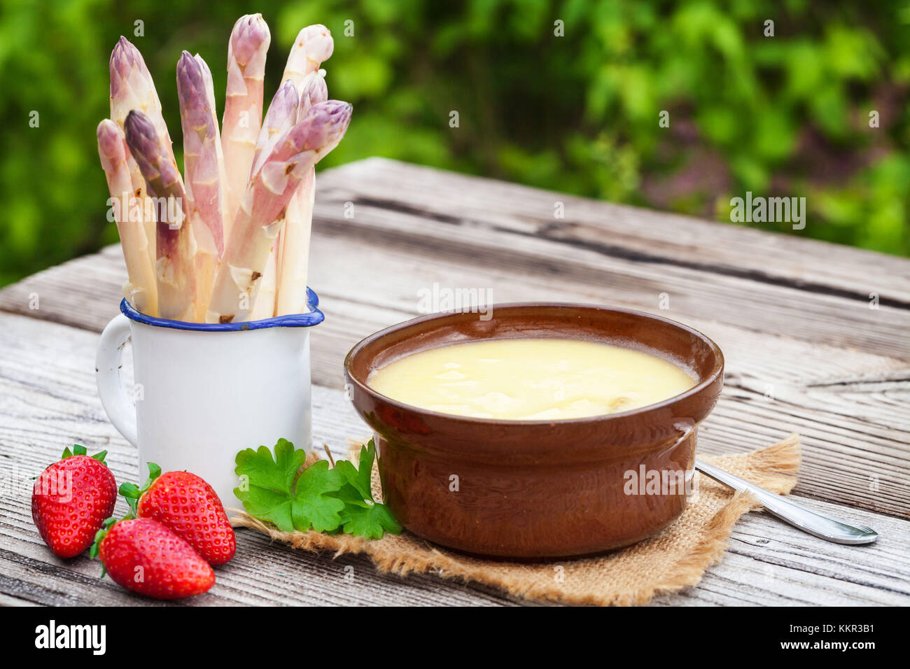 Spargel Suppe, frischen Spargel, Erdbeeren Stockfoto