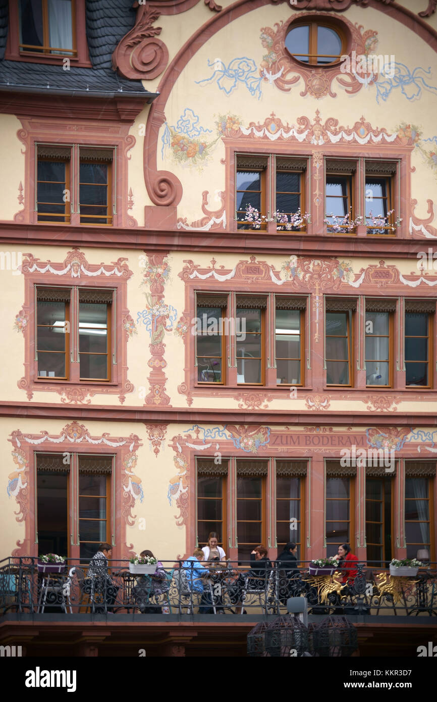 Die ornamental bemalte Fassade des historischen Gebäudes und Cafés zum Boderam auf dem Gutenberg-Platz in Mainz. Stockfoto