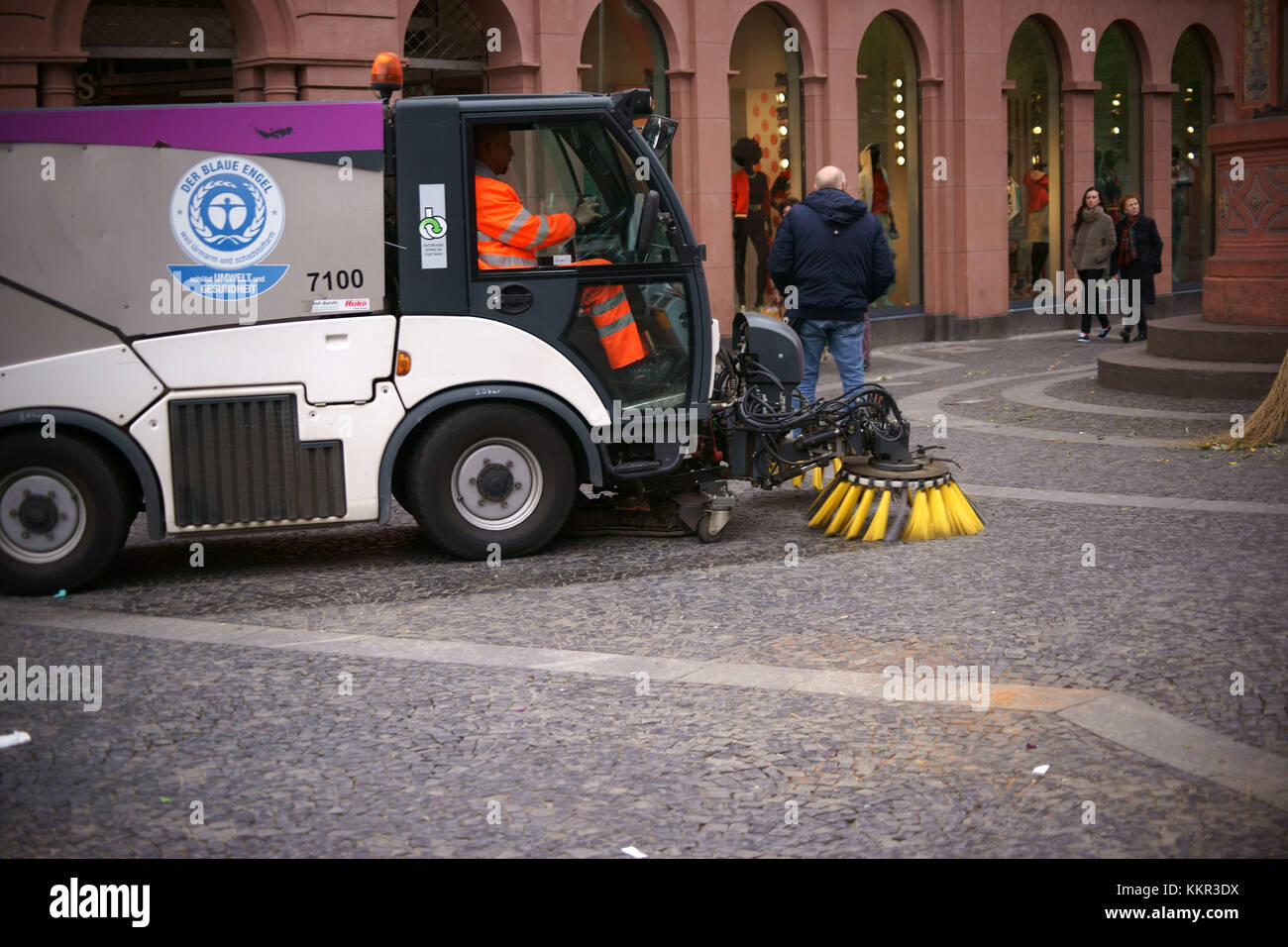 Ein umweltfreundliches Straßenreinigungsfahrzeug, das den Boden des Marktplatzes nach dem Wochenmarkt in Mainz reinigt. Stockfoto