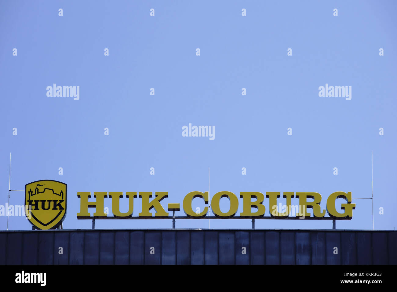 Das Gelbe Firmenzeichen Und Logo Der Versicherung Huk Coburg Am Dachrand Eines Burogebaudes In Mainz Stockfotografie Alamy