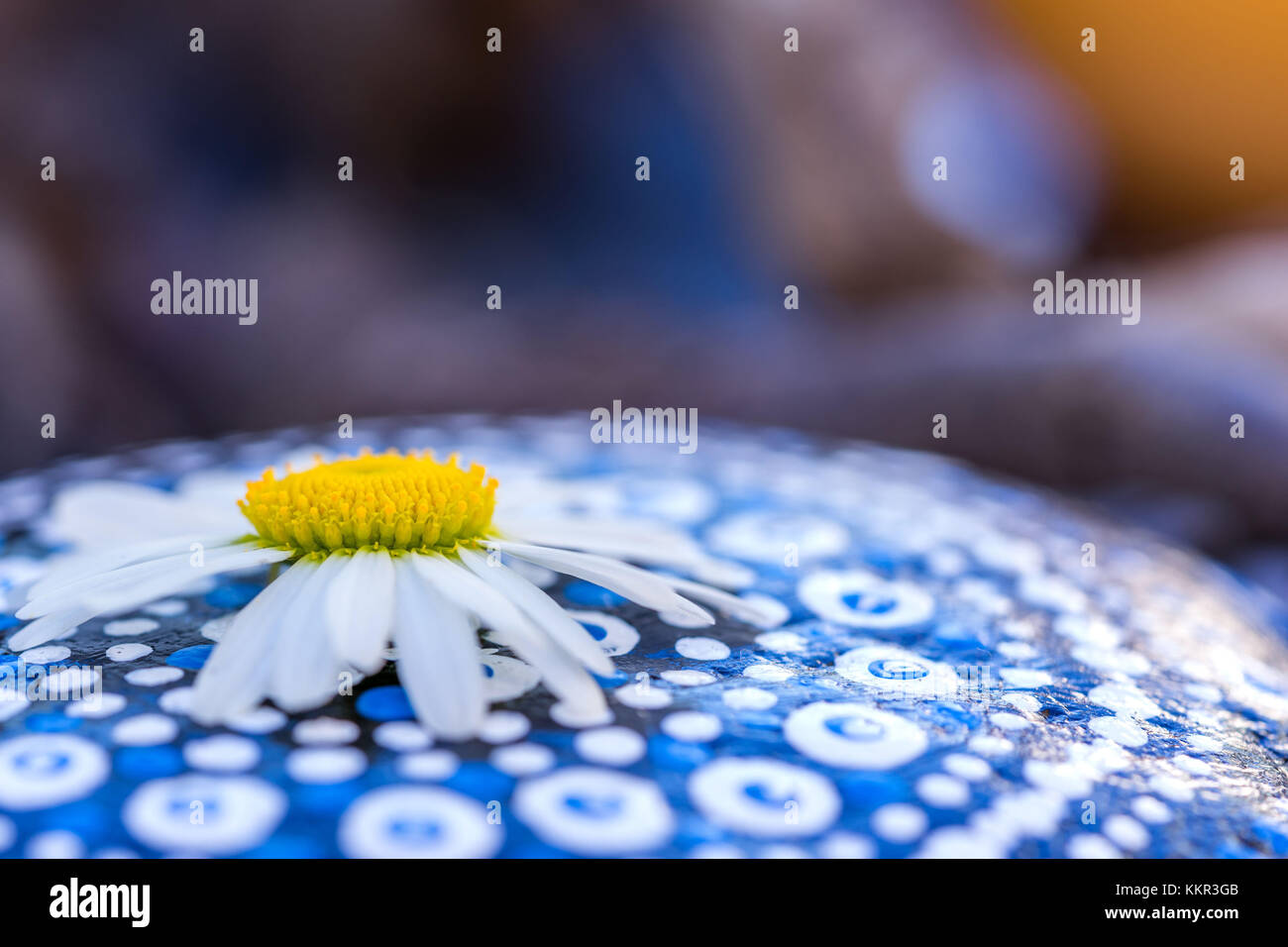 Stein, Blüte gemalt, in der Nähe Stein Kunst Stockfoto