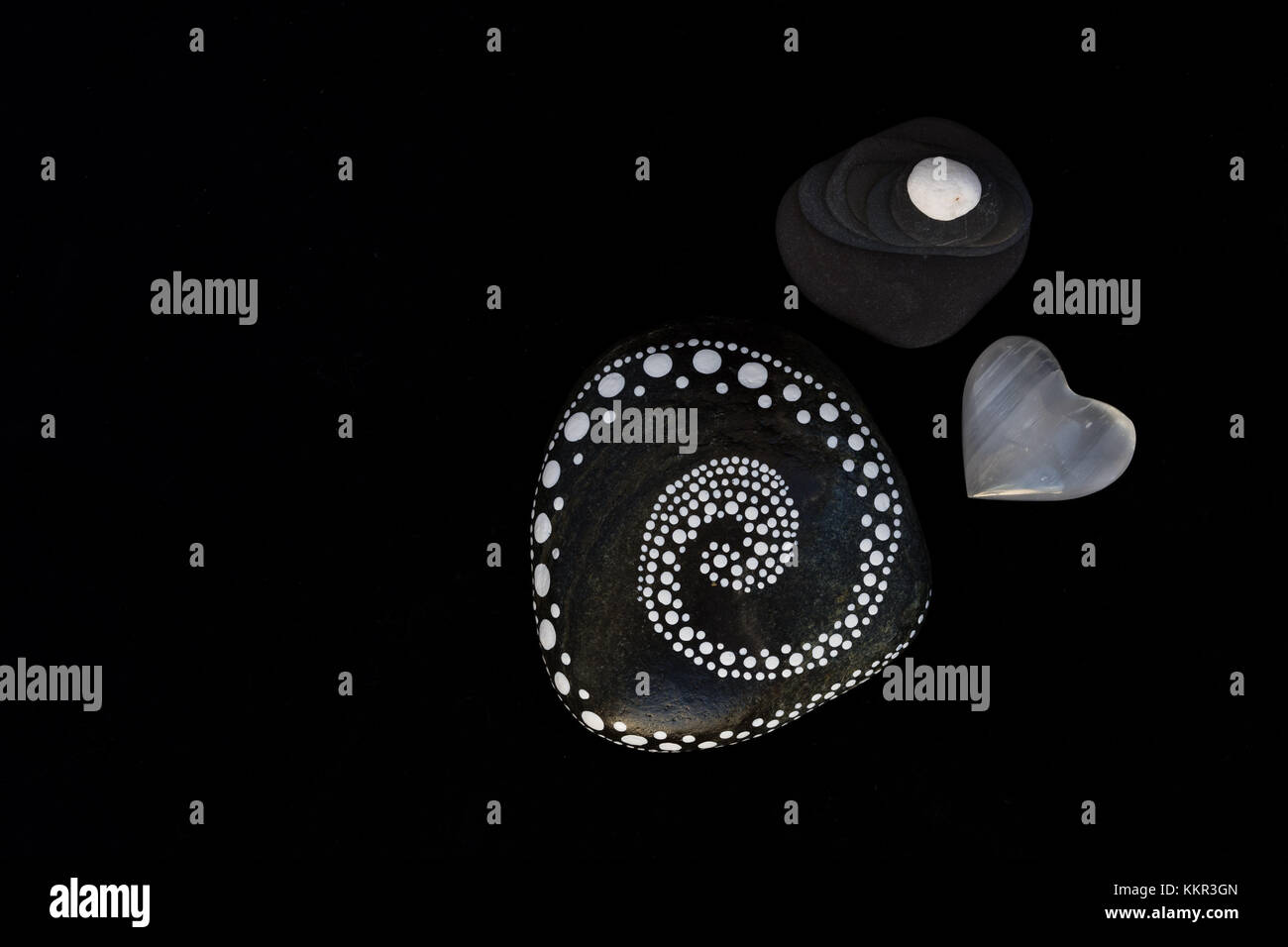 Malte Stein, Herz und gestapelte Steine in Schwarz und Weiß, Stein Kunst Stockfoto