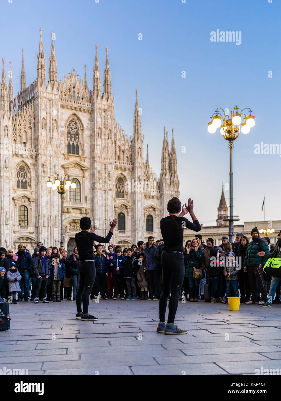 Street Performance auf dem Domplatz in Mailand Stockfoto