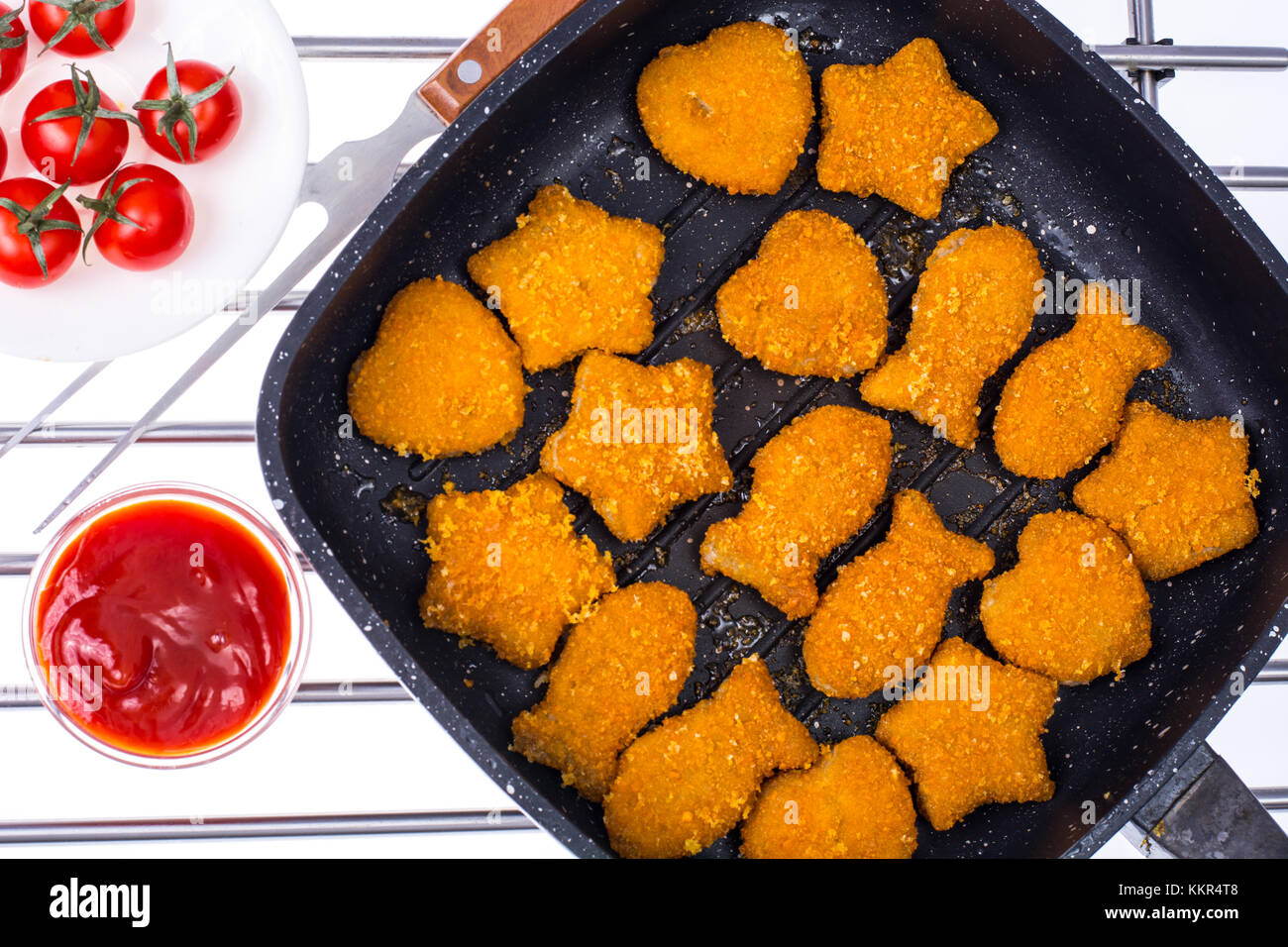 gebratenen Fisch Finger Fischstäbchen Braten Braten braun Bräunung Braten  Braten gebratene Backen Backen Öl Fett Friteuse Pommes frites Meeresfrüchte  Meer Diät c Stockfotografie - Alamy