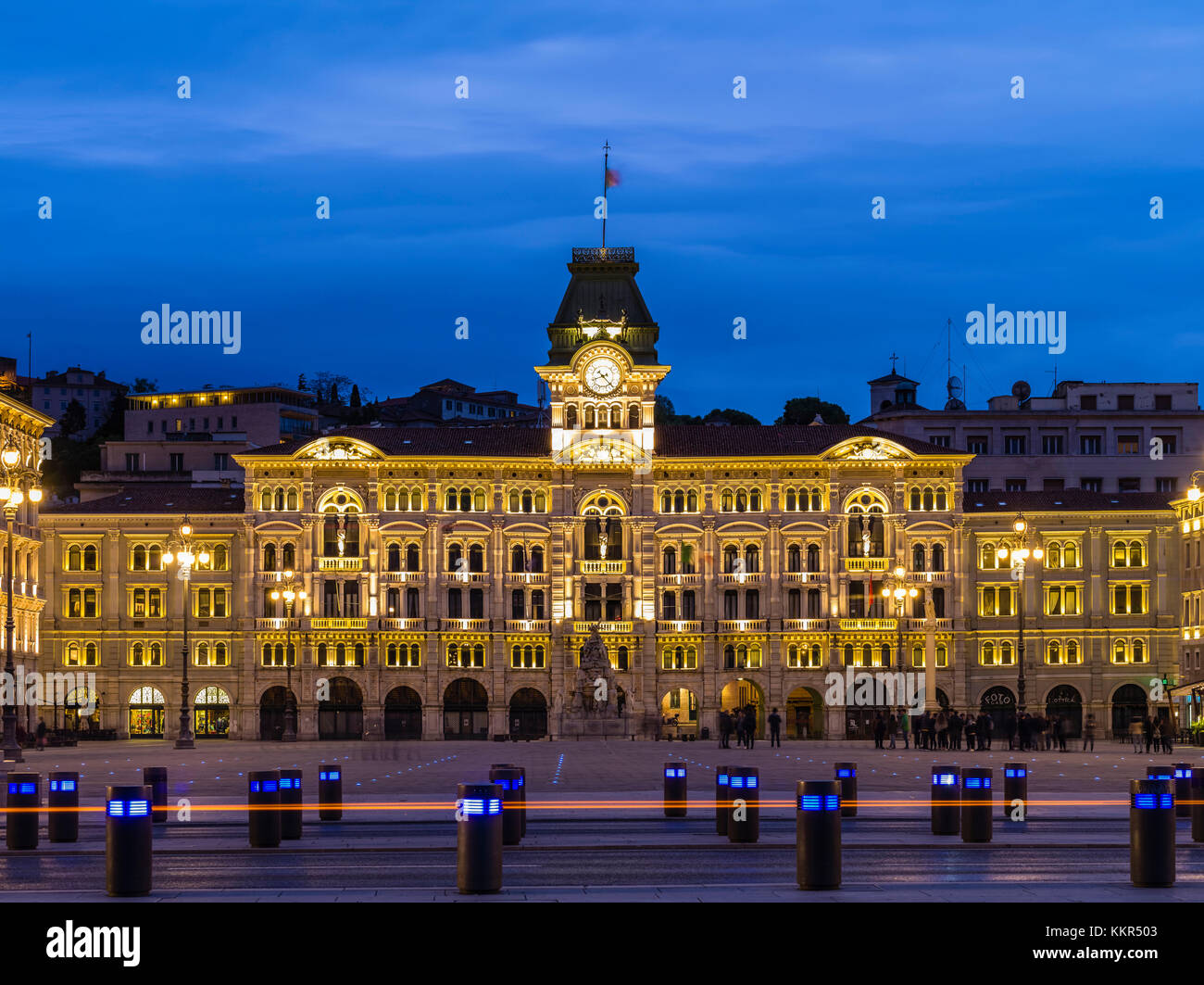 Piazza dell'Unita d'Italia in Triest zur blauen Stunde Stockfoto