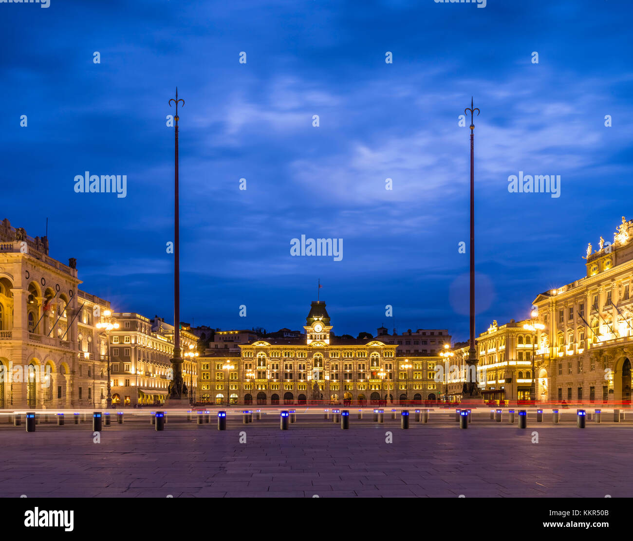 Piazza dell'Unita d'Italia in Triest zur blauen Stunde Stockfoto