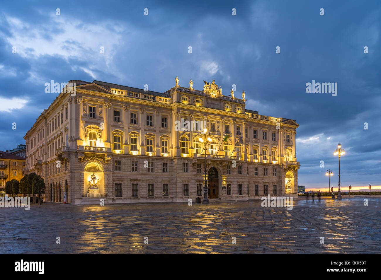 Piazza dell'Unita d'Italia in Triest zur blauen Stunde Stockfoto