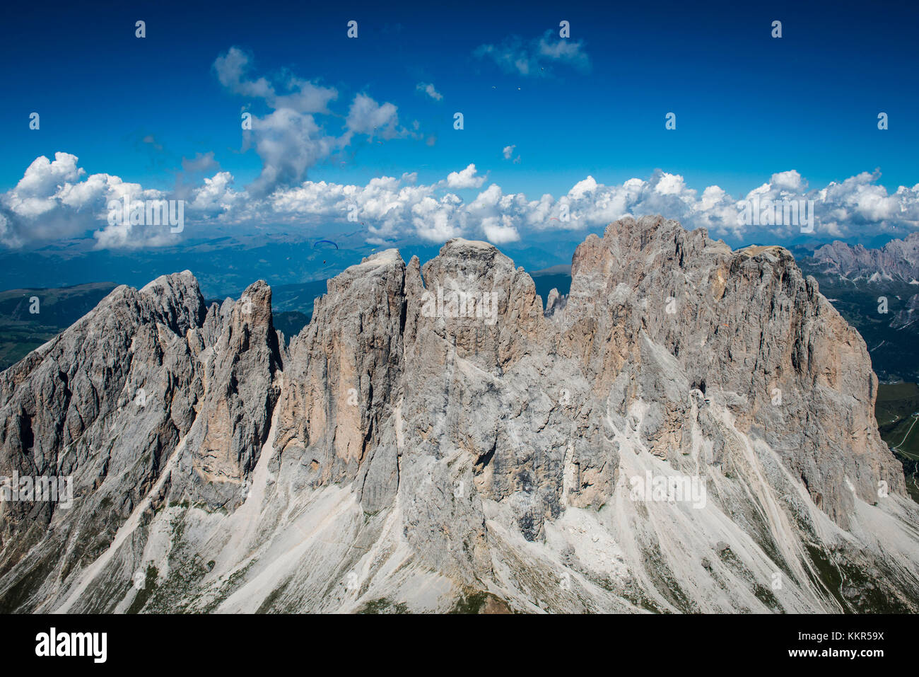 Dolomiten, Gleitschirmflieger über den Klippen der Langkofel-Gruppe, Luftbild, Trentino, Südtirol, Italien Stockfoto