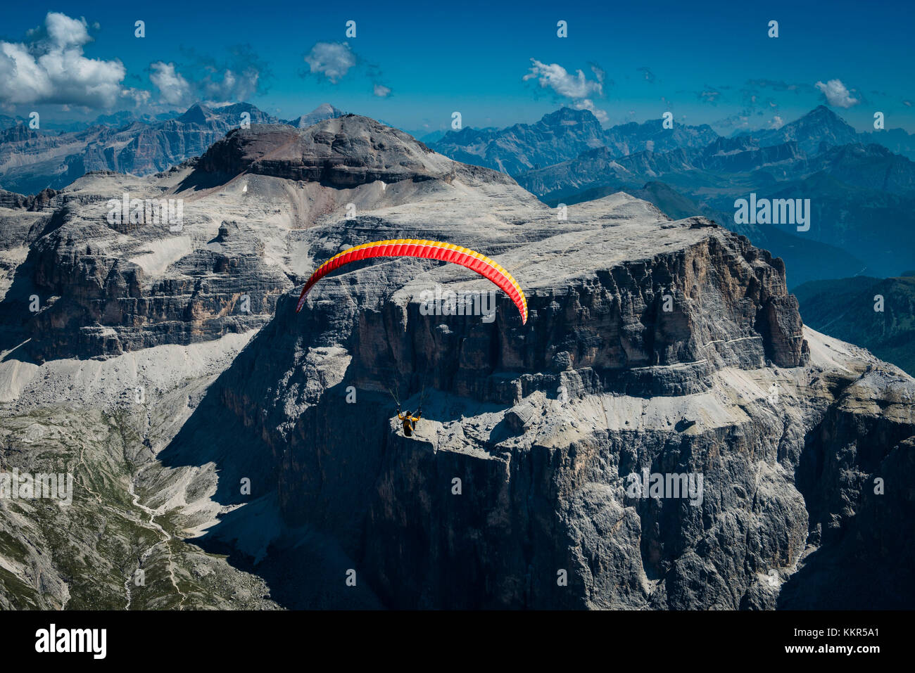 Dolomiten, Gleitschirmflieger über den Klippen der Sella-Gruppe, Piz Selva, Piz Boe, Val Lasties, Luftbild, Trentino, Südtirol, Italien Stockfoto