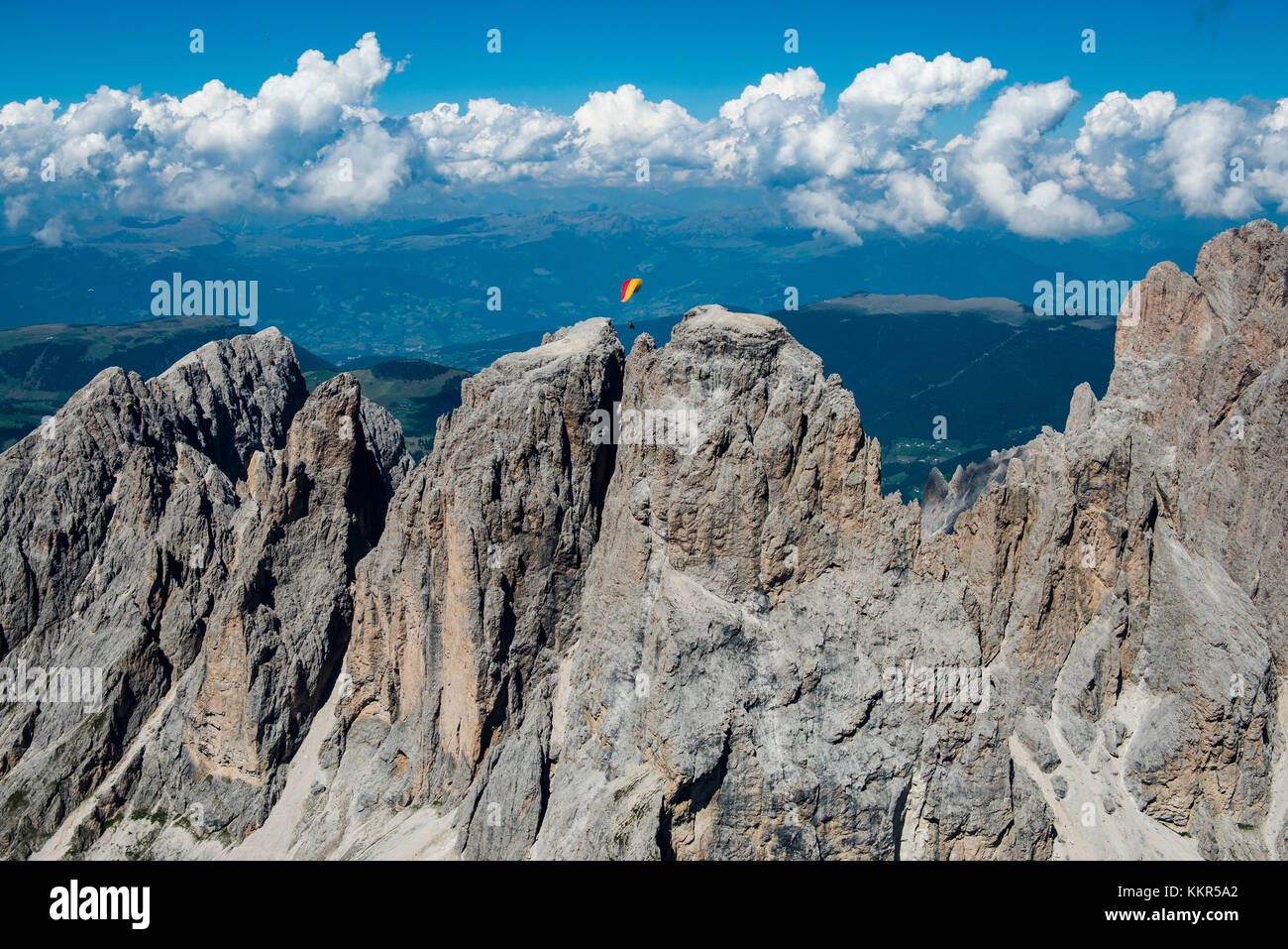 Dolomiten, Gleitschirmflieger über den Klippen der Langkofel-Gruppe, Luftbild, Trentino, Südtirol, Italien Stockfoto