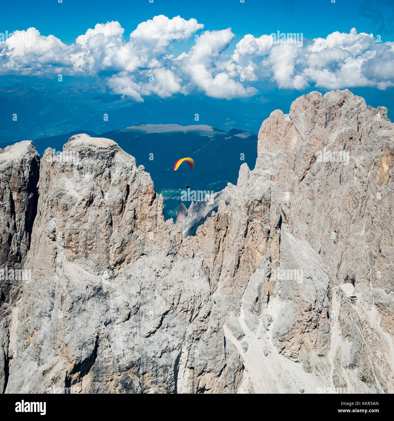 Dolomiten, Gleitschirm über Felswände des langkofel Gruppe, Luftbild, Trentino, Südtirol, Italien Stockfoto
