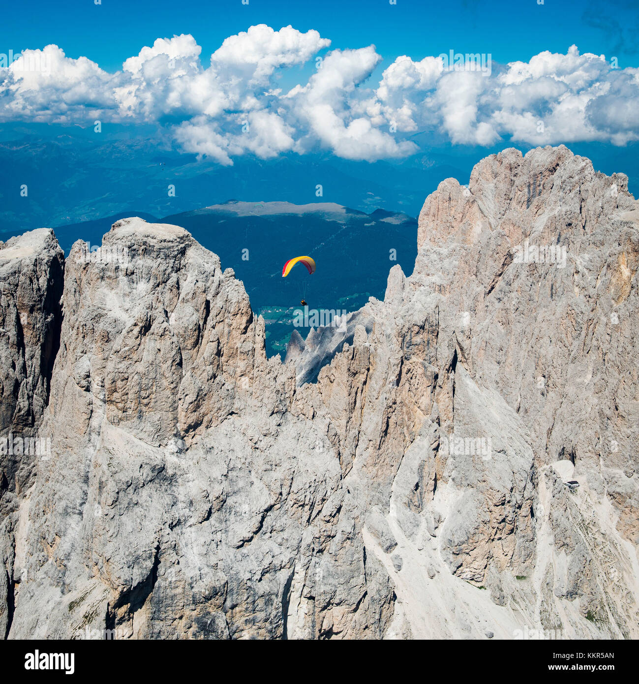 Dolomiten, Gleitschirmflieger über den Klippen der Langkofel-Gruppe, Luftbild, Trentino, Südtirol, Italien Stockfoto