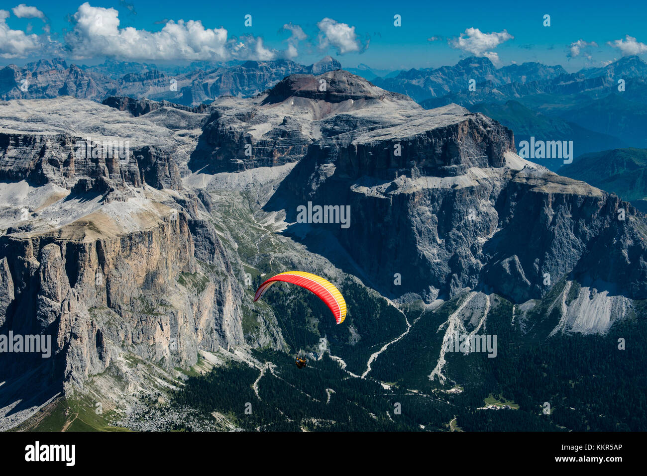 Dolomiten, Gleitschirmflieger über den Klippen der Sella-Gruppe, Piz Selva, Piz Boe, Val Lasties, Luftbild, Trentino, Südtirol, Italien Stockfoto