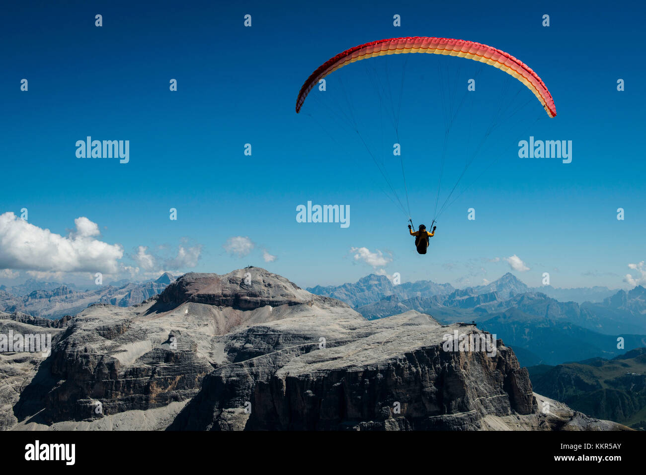 Dolomiten, Gleitschirmflieger über den Klippen der Sella-Gruppe, Piz Selva, Piz Boe, Val Lasties, Luftbild, Trentino, Südtirol, Italien Stockfoto