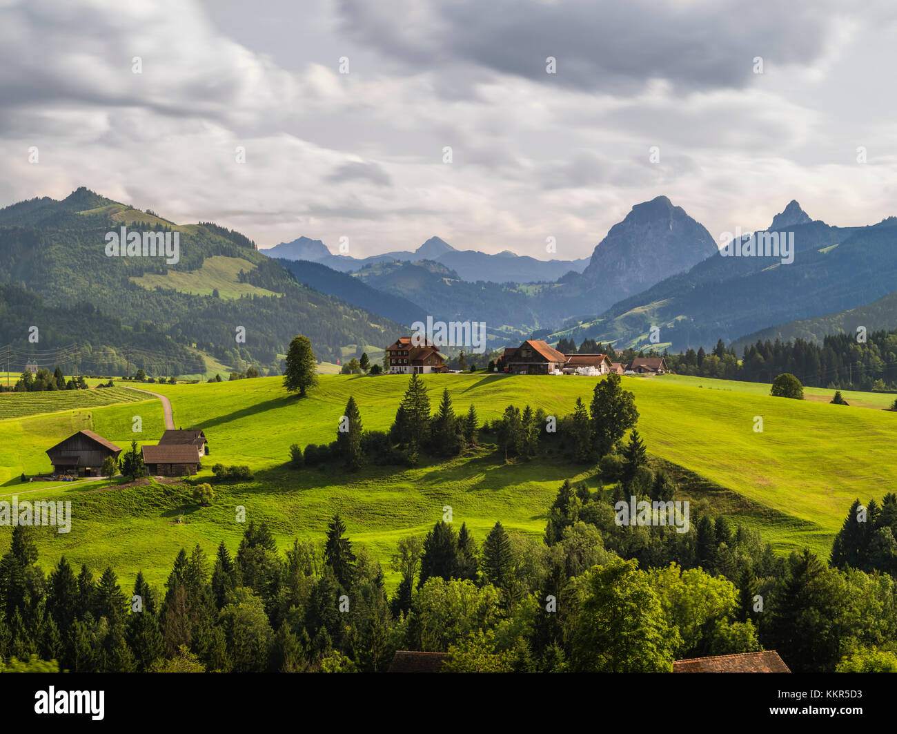 Blick von der Etzelpasshöhe zu den zentralen Schweizer Voralpen mit Mythen Stockfoto