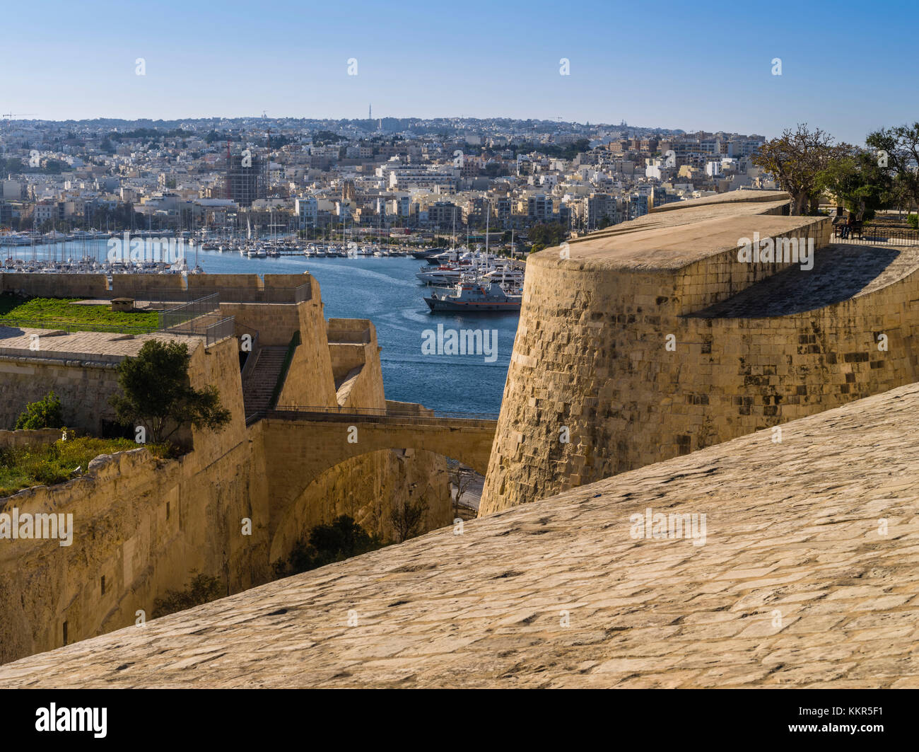 Riesige Befestigungsmauer in Valletta auf Malta Stockfoto