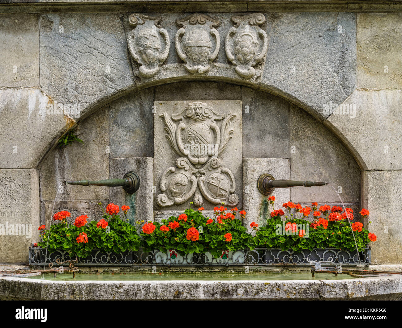 Historischer Dorfbrunnen in Regensberg bei Zürich Stockfoto