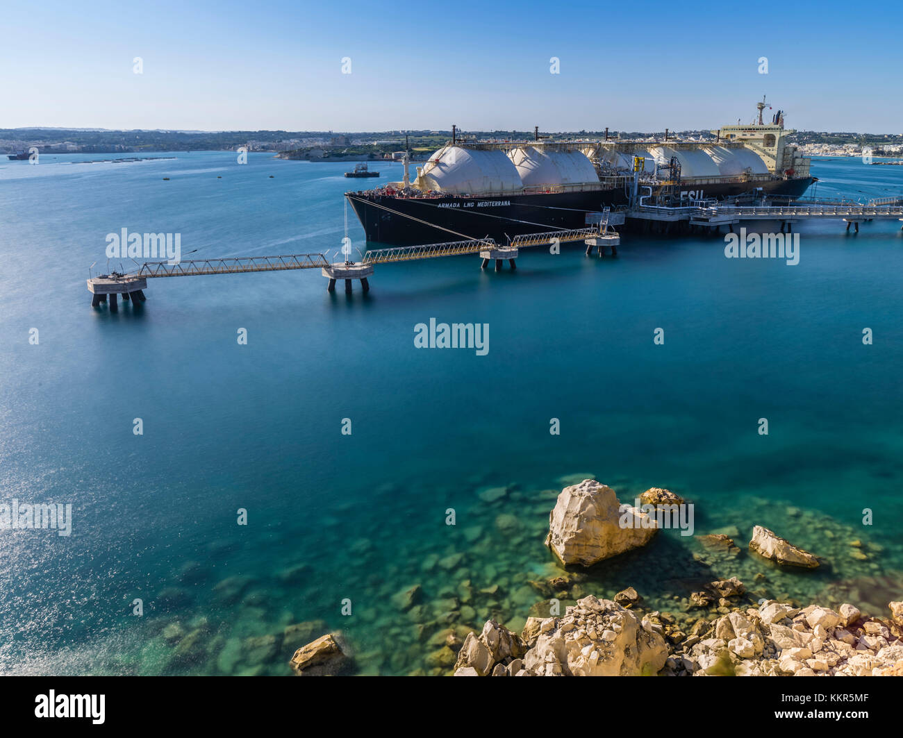 Tankschiff auf Reede in Marsaxlokk im Süden von Malta Stockfoto